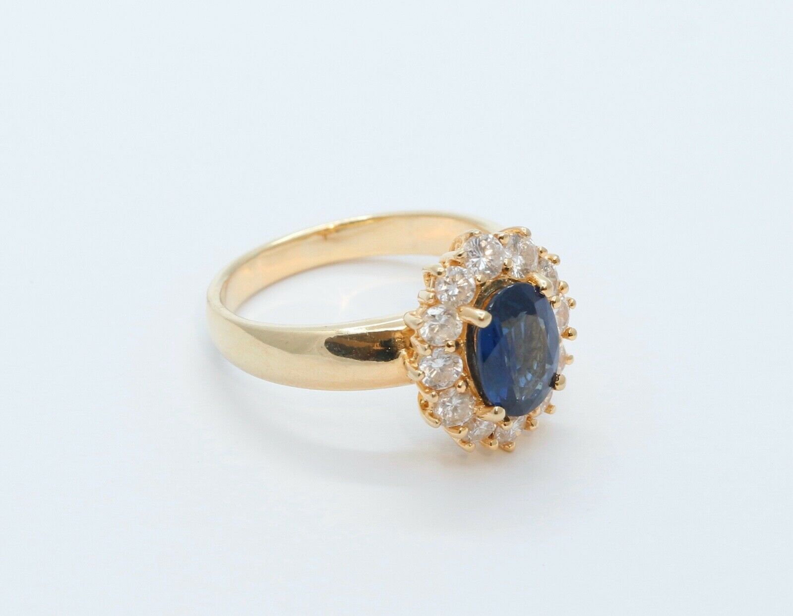Beautiful Vintage Blue Sapphire Diamonds 18K Yellow Gold Ring