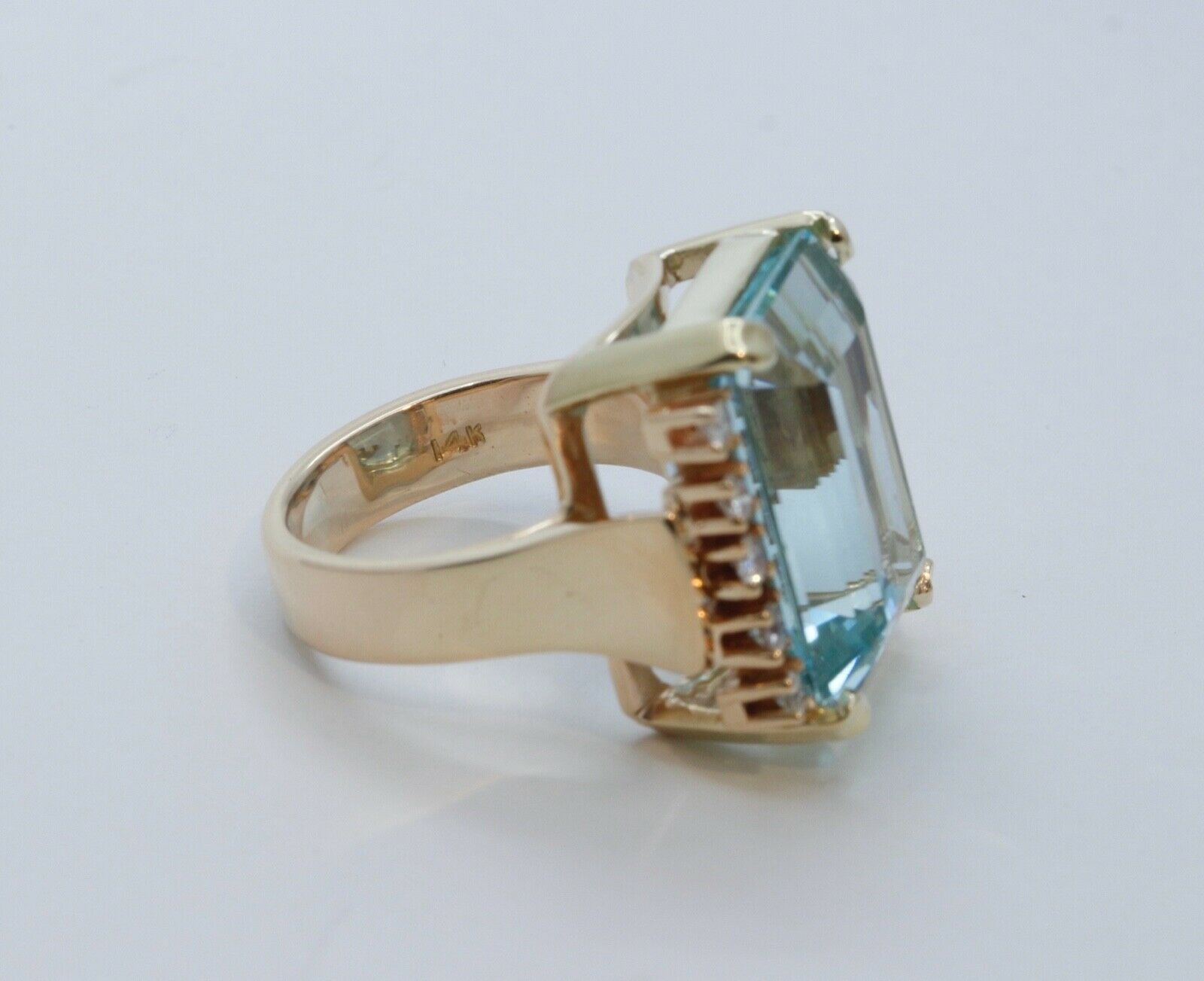 Vintage Ladies Aquamarine Diamonds 14K Yellow Gold Ring