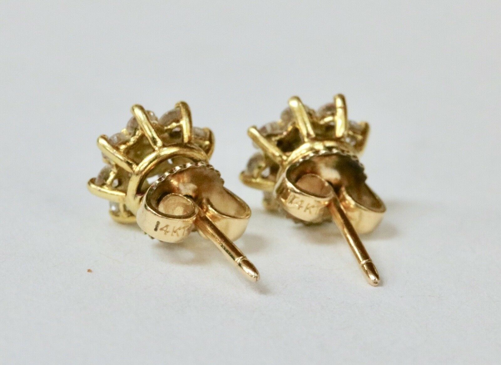 Vintage Ladies Emerald Diamonds 18K Yellow Gold Earrings