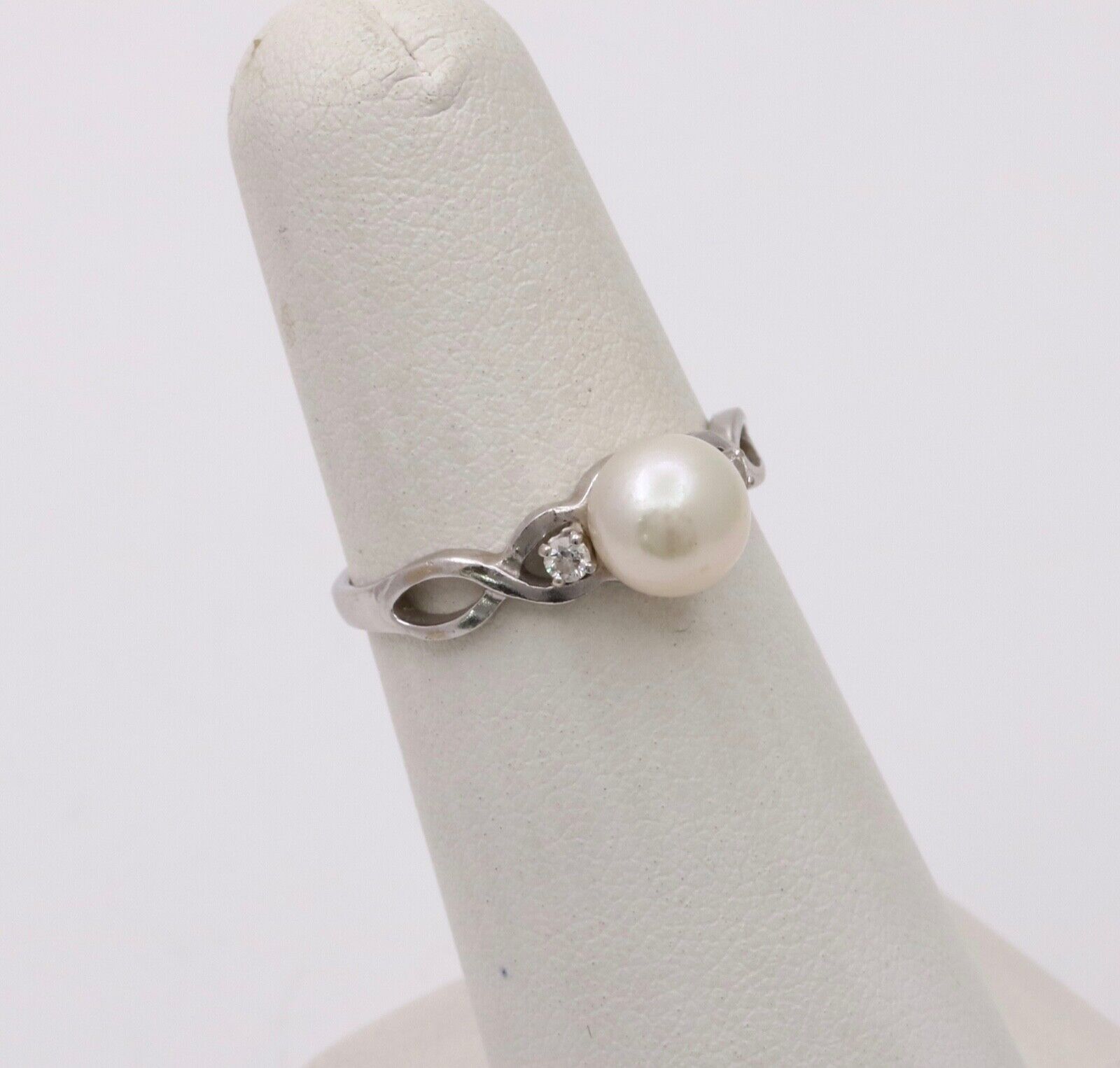 Vintage 14K White Gold Pearl & Diamond Ring Band.