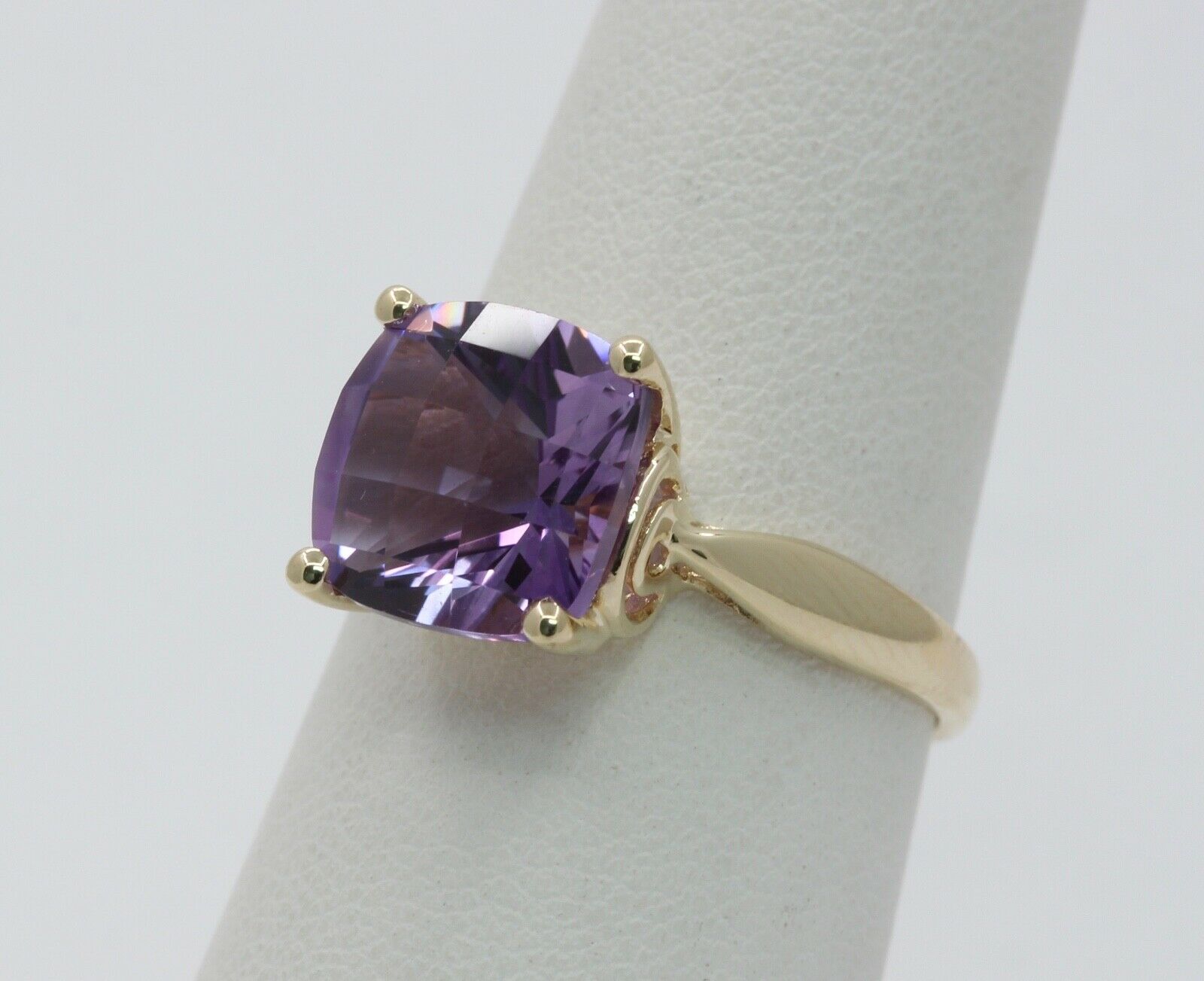 Vintage Ladies Amethyst 10K Yellow Gold Ring