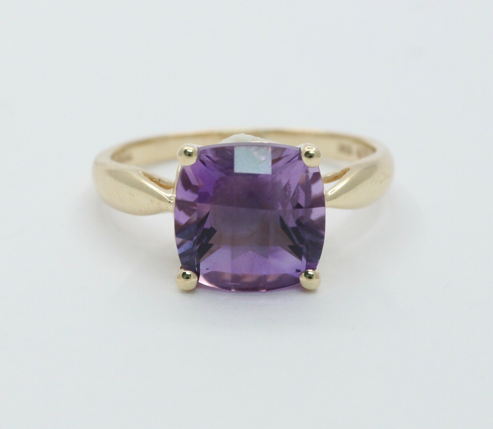 Vintage Ladies Amethyst 10K Yellow Gold Ring