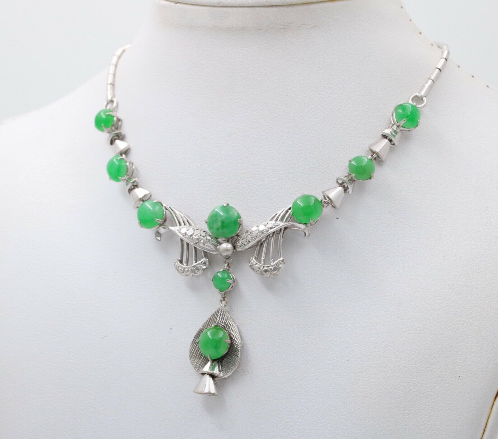 Vintage Decorative 14K White Gold Jade Teardrop Festoon Necklace
