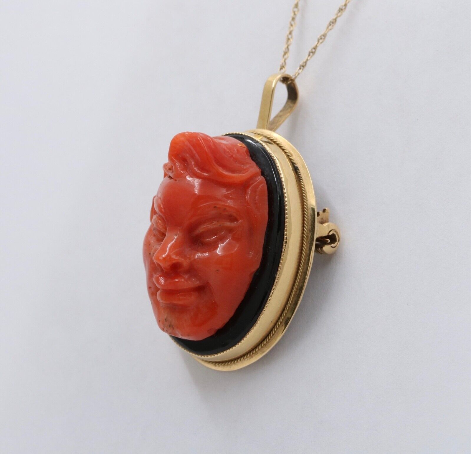 Vintage Coral Onyx 18K Yellow Gold Pendant Brooch