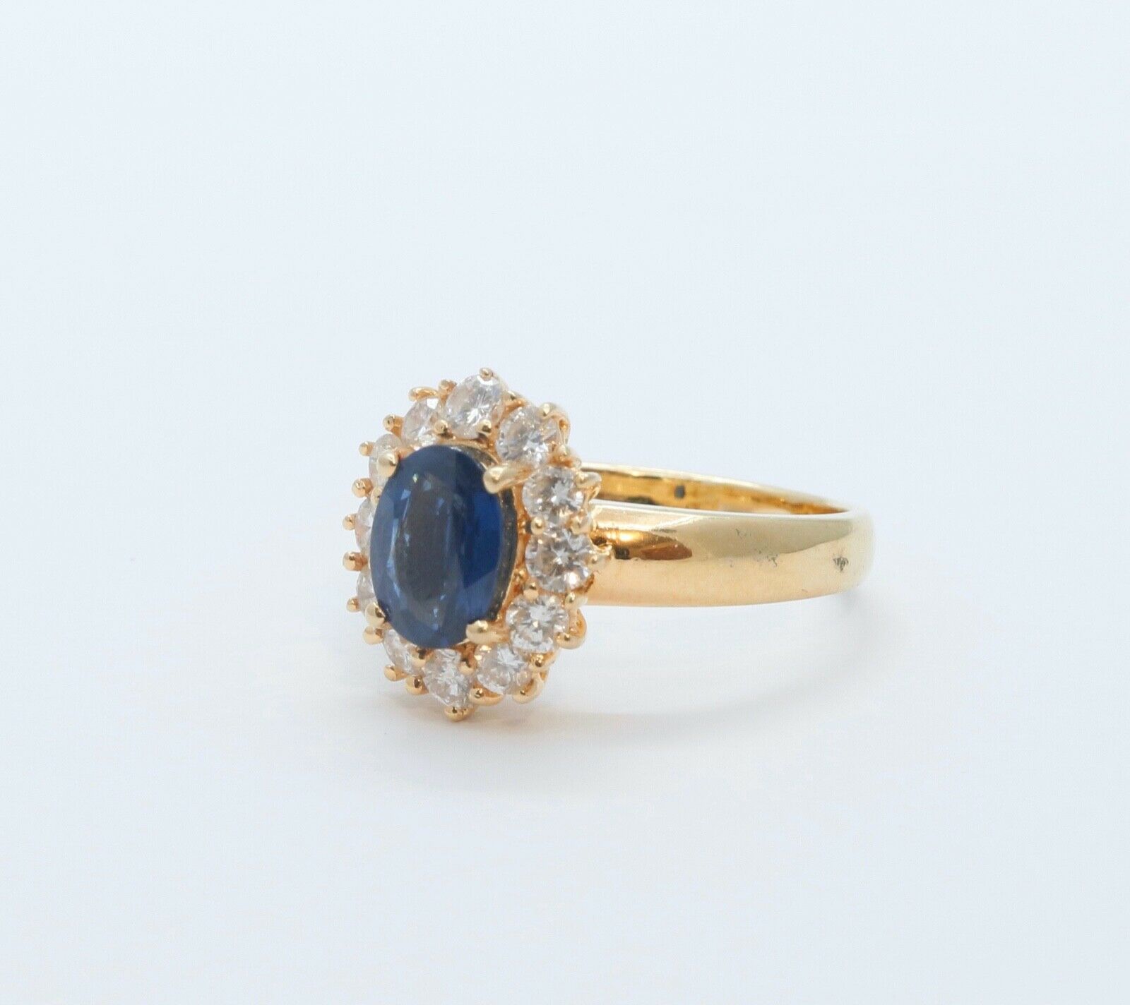 Beautiful Vintage Blue Sapphire Diamonds 18K Yellow Gold Ring