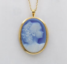 Load image into Gallery viewer, Vintage Italian Cameo 18K Yellow Gold Brooch Pendant
