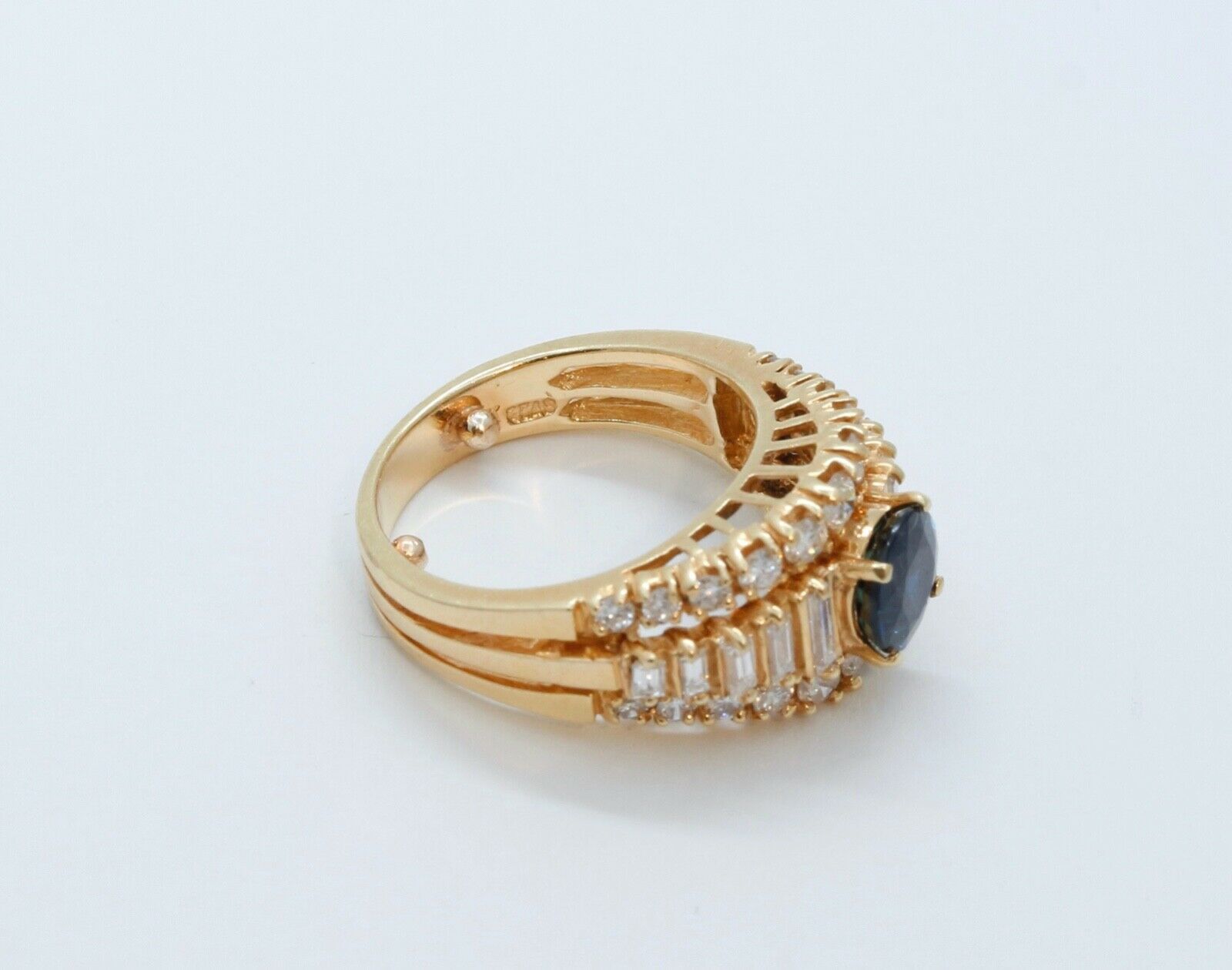 Vintage Ladies Blue Sapphire Diamonds 18K Yellow Gold Ring