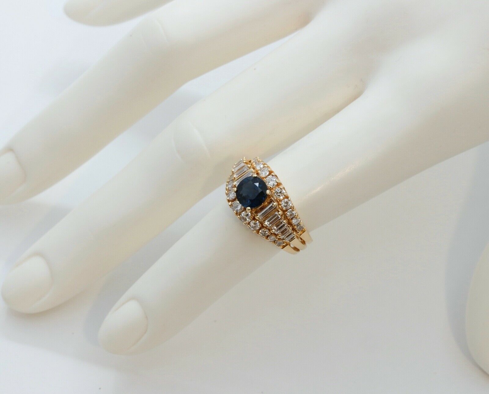 Vintage Ladies Blue Sapphire Diamonds 18K Yellow Gold Ring