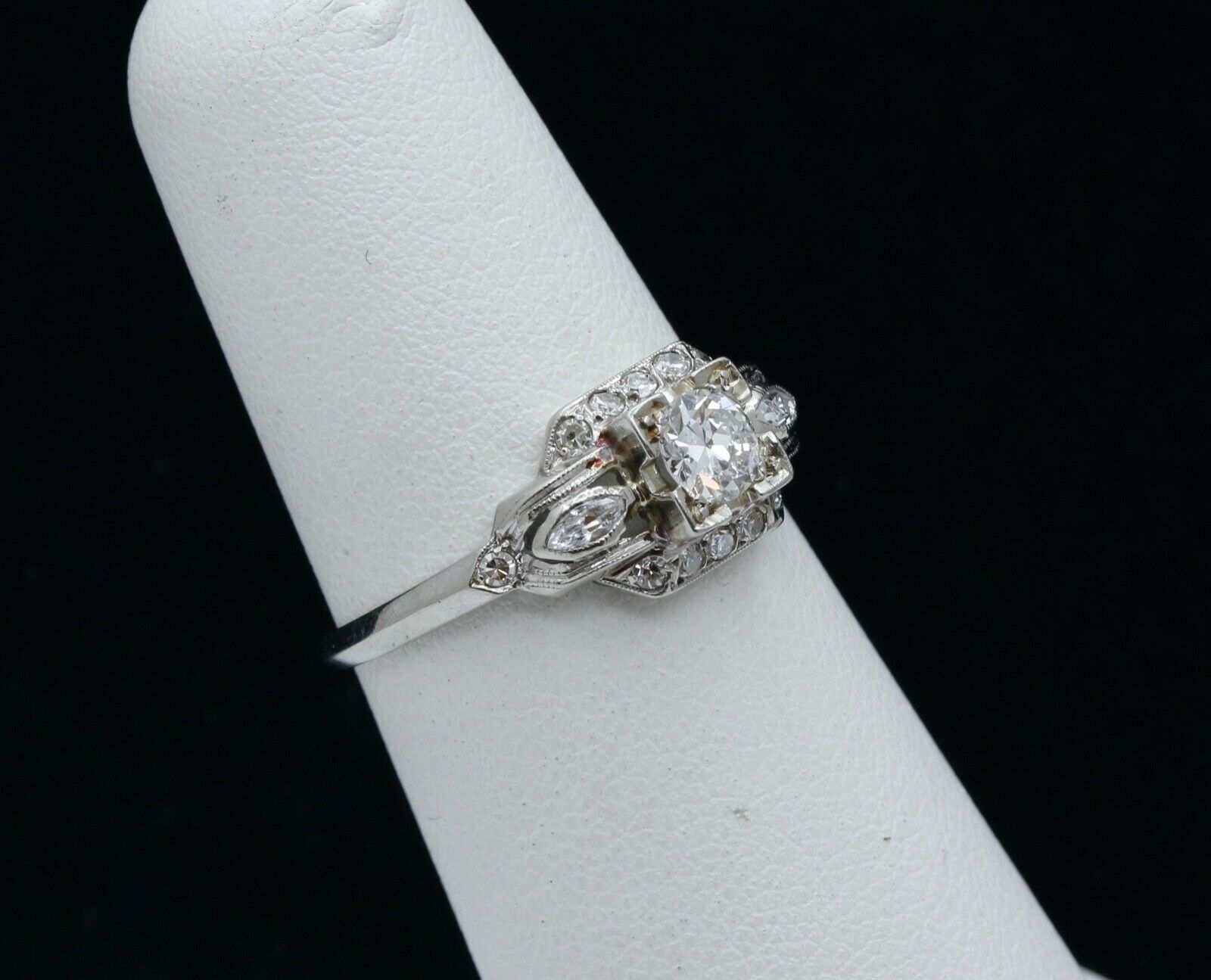 Art Deco 18K White Gold Diamonds Ring