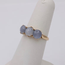 Load image into Gallery viewer, Vintage 18K Gold Star Sapphire Three Stone Ring, Stacking Ring Band
