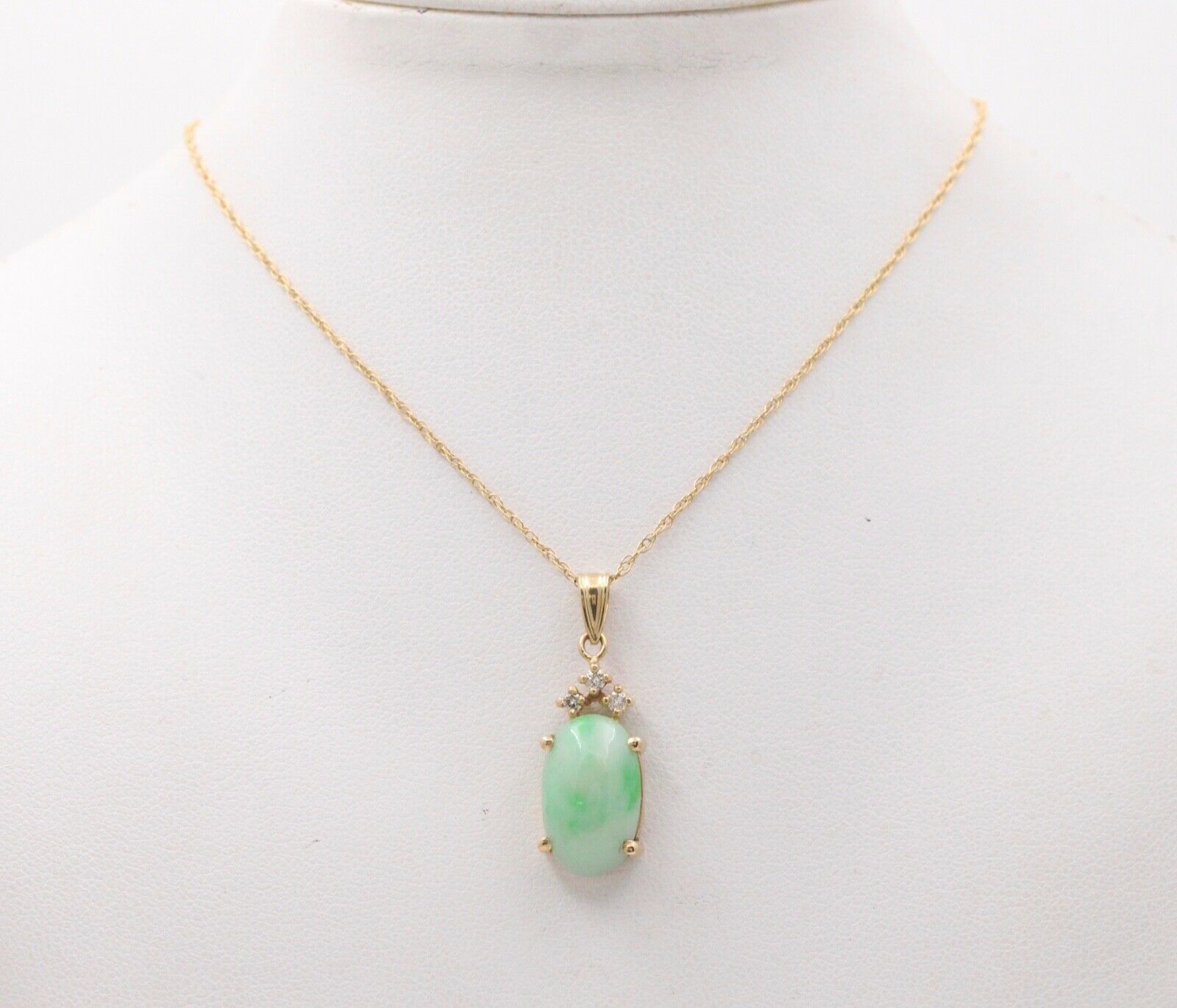 Vintage Jade Diamonds 14K Yellow Gold Pendant and Chain
