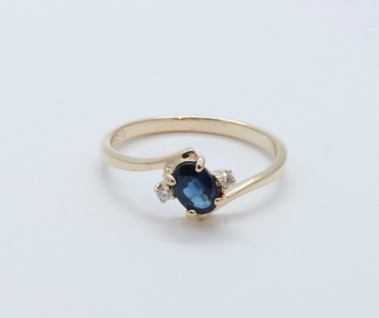 Vintage Bypass Blue Sapphire Diamonds 18K Yellow Gold Ring