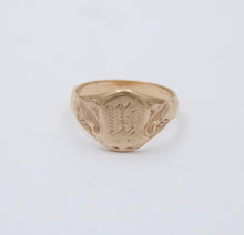 Load image into Gallery viewer, Vintage 10K Yellow Gold Shield &amp; leaf Signet Ring
