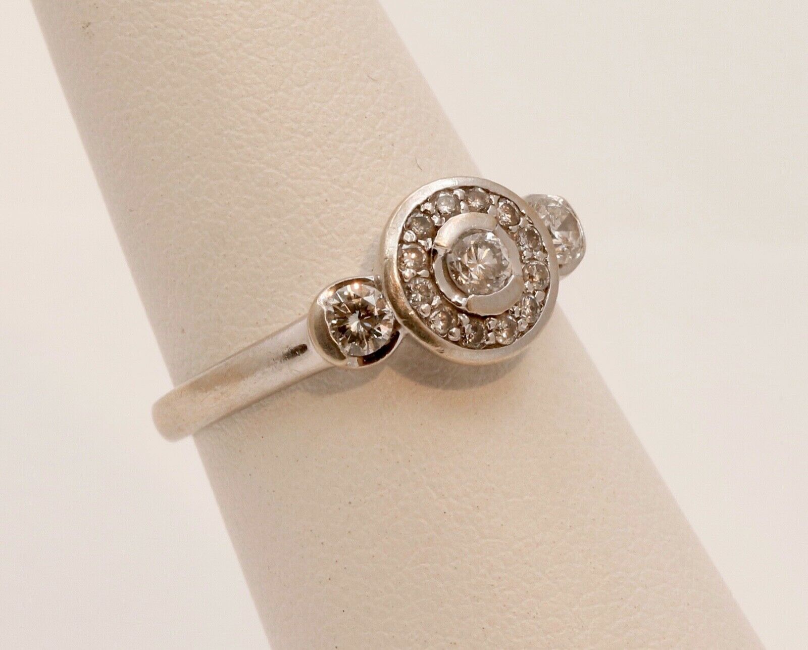 Nicely Designed Vintage Diamonds 14K White Gold Ring
