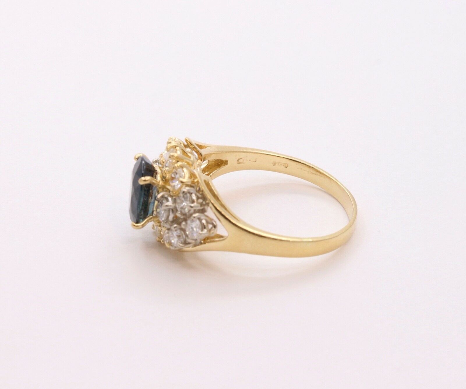 Beautiful Vintage Italian Ladies Blue Sapphire Diamonds 14K Yellow Gold Ring