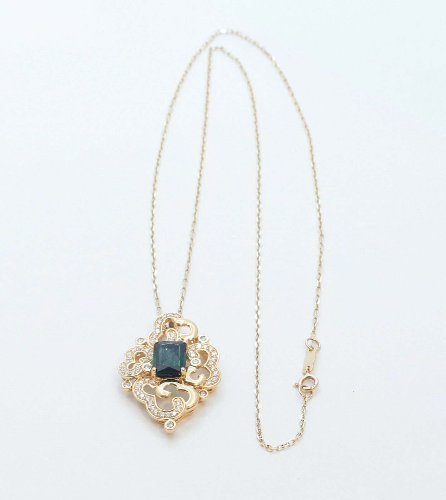 Beautiful Vintage Green Tourmaline Diamonds 14K Yellow Gold Pendant and Chain