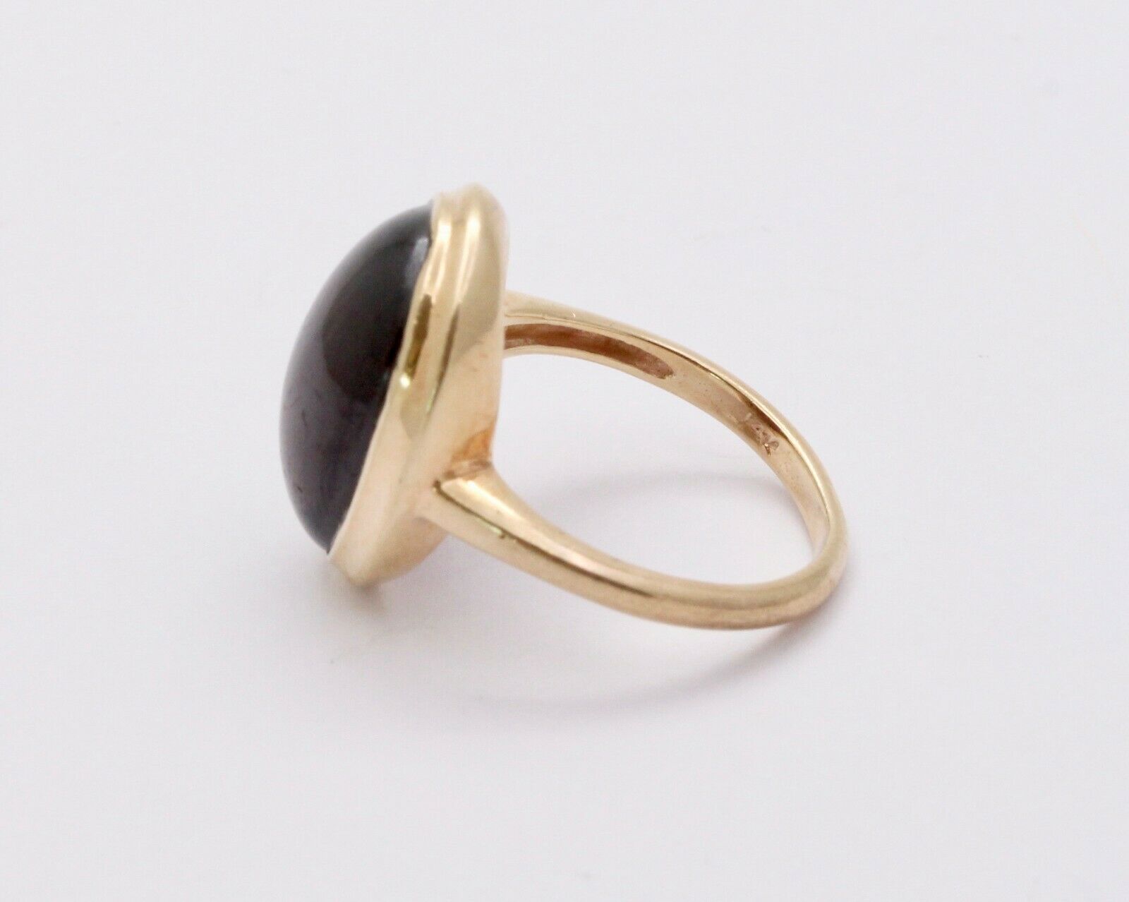 Vintage 14K Yellow Gold Natural Red Garnet Cabochon Ring