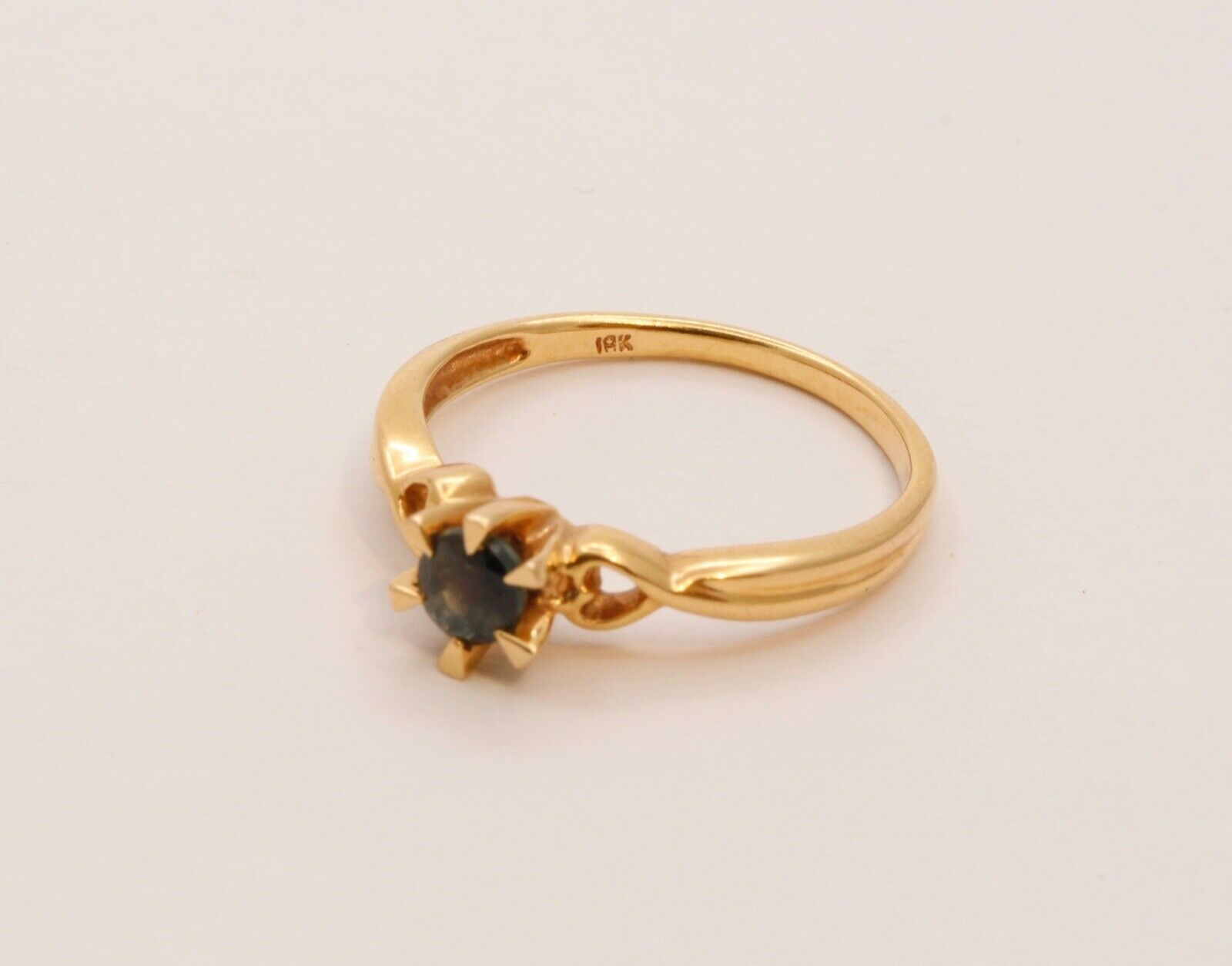 Vintage Ladies Solitaire Blue Sapphire 18K Yellow Gold Ring