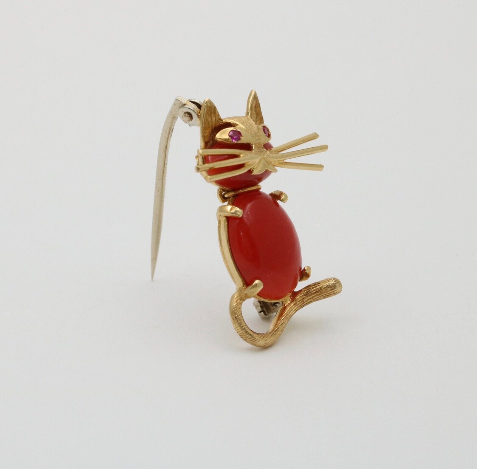 Vintage Coral Cat 18K Yellow Gold Brooch