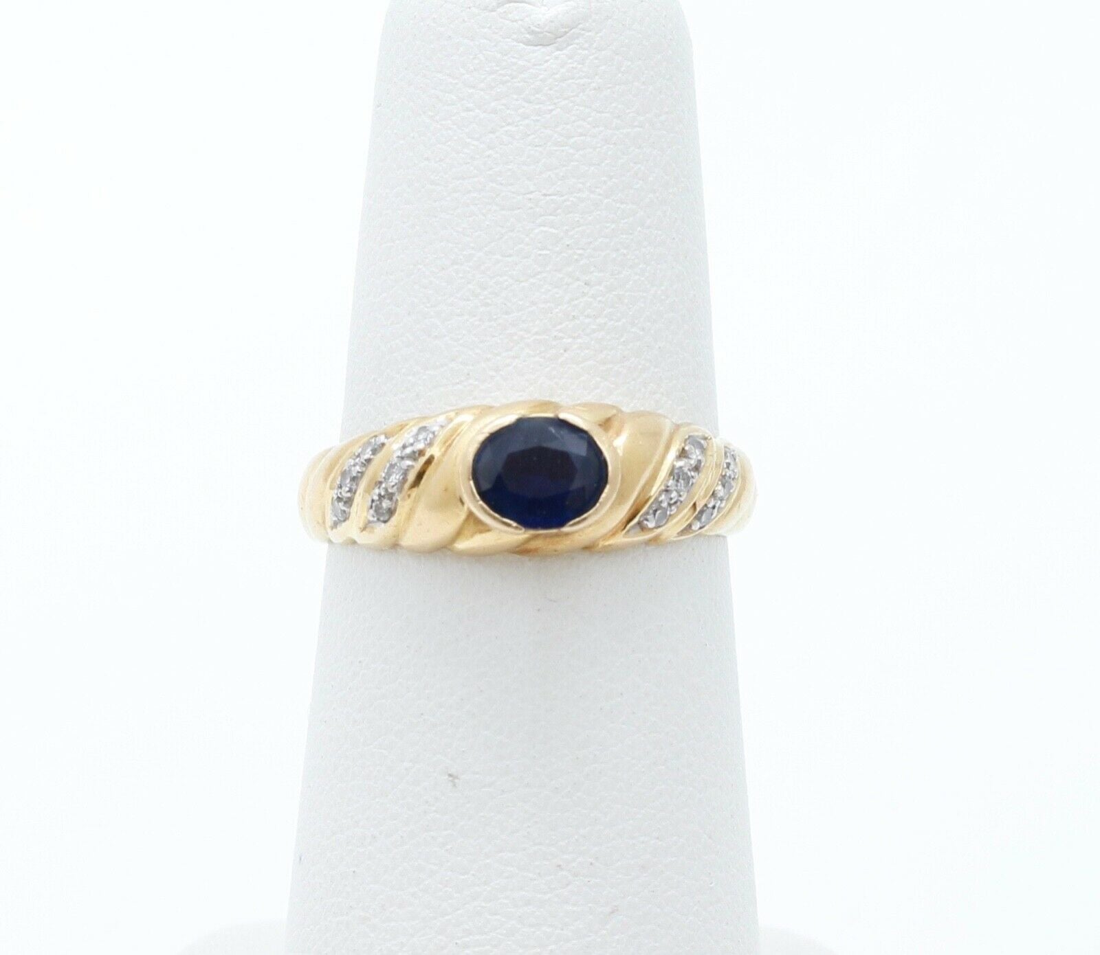 Vintage Ladies Blue Sapphire Diamonds 18K Yellow Gold Ring