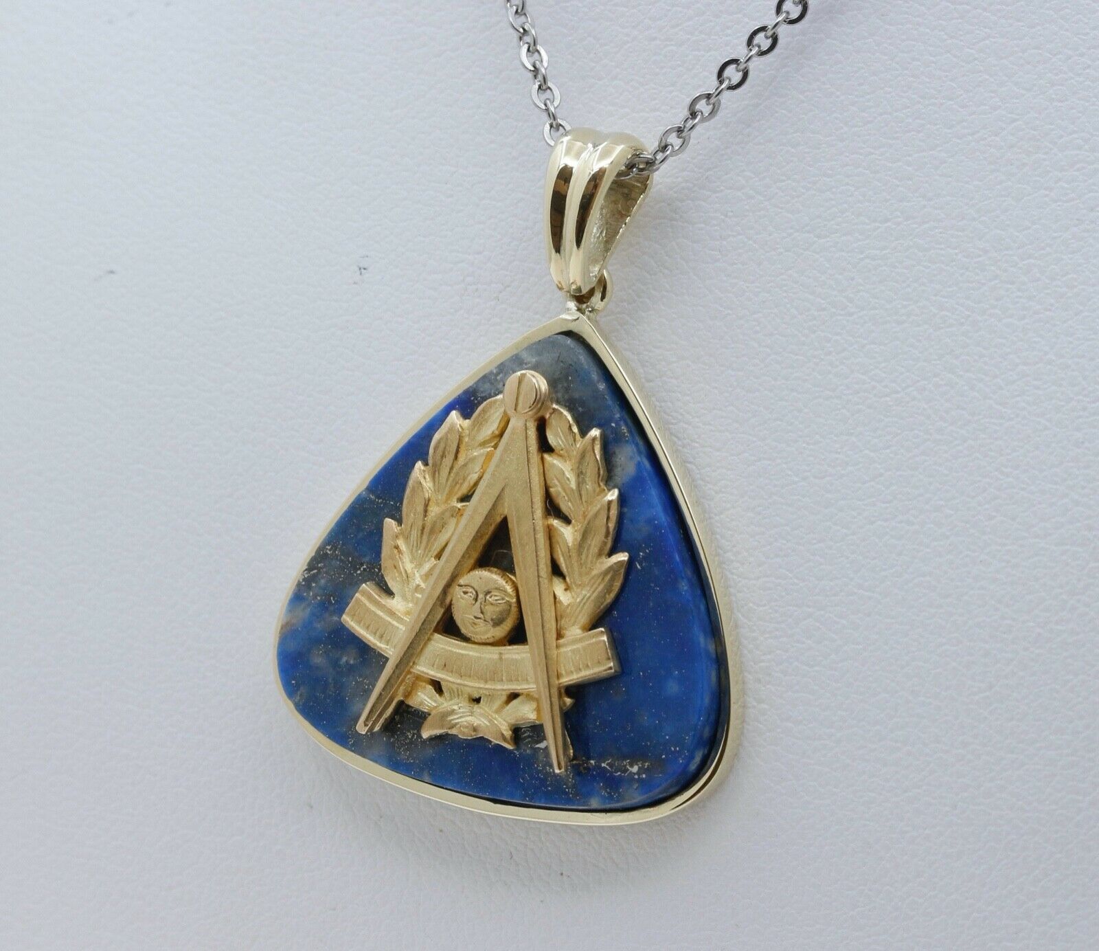Vintage 18K Yellow Gold Lapis Past Master Masonic Pendant