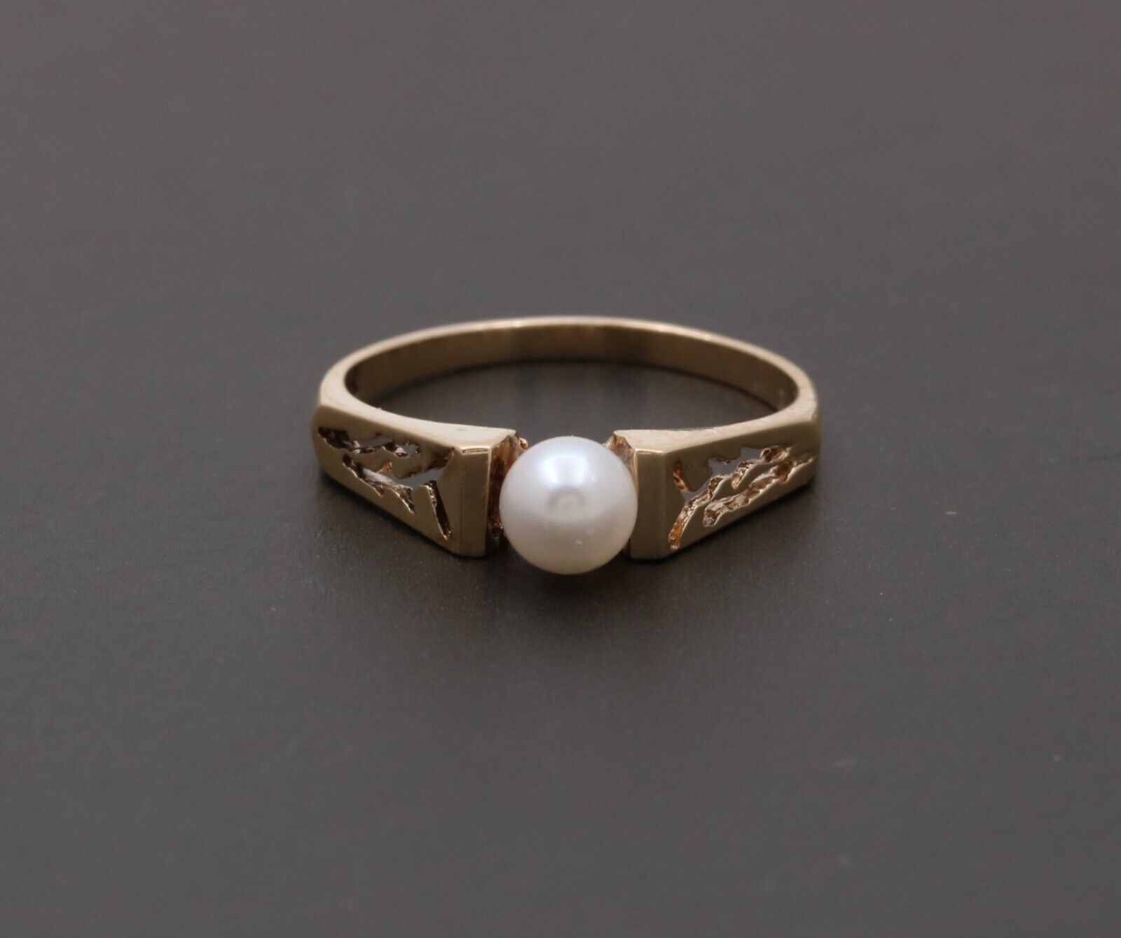 Vintage 14K Yellow Gold Cultured Pearl Filigree Ring Band.