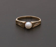 Load image into Gallery viewer, Vintage 14K Yellow Gold Cultured Pearl Filigree Ring Band.
