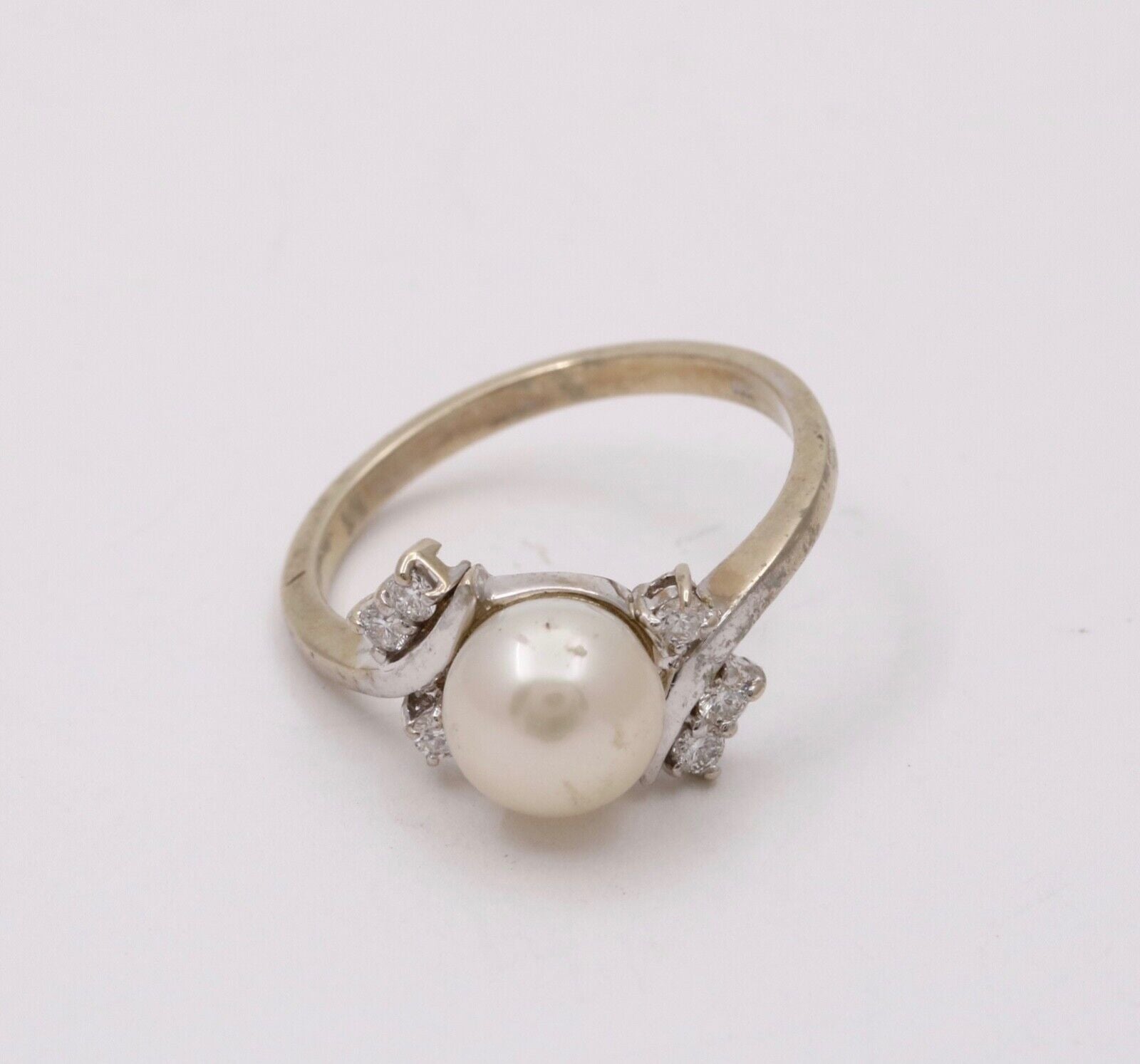 Vintage 14K White Gold Pearl & Diamond Ring.