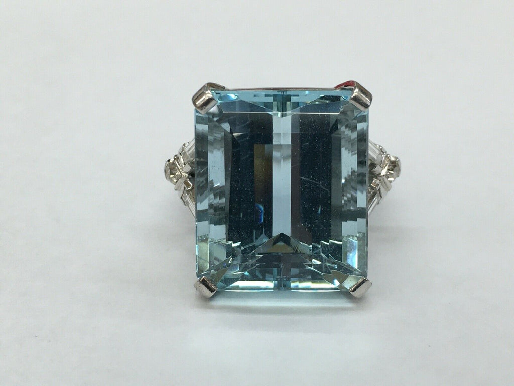 Beautiful Vintage Ladies Aquamarine Diamonds Platinum Ring