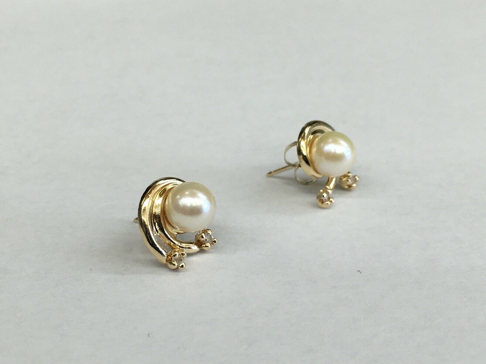 Vintage Ladies 14K Yellow Gold Pearl Diamonds Earrings