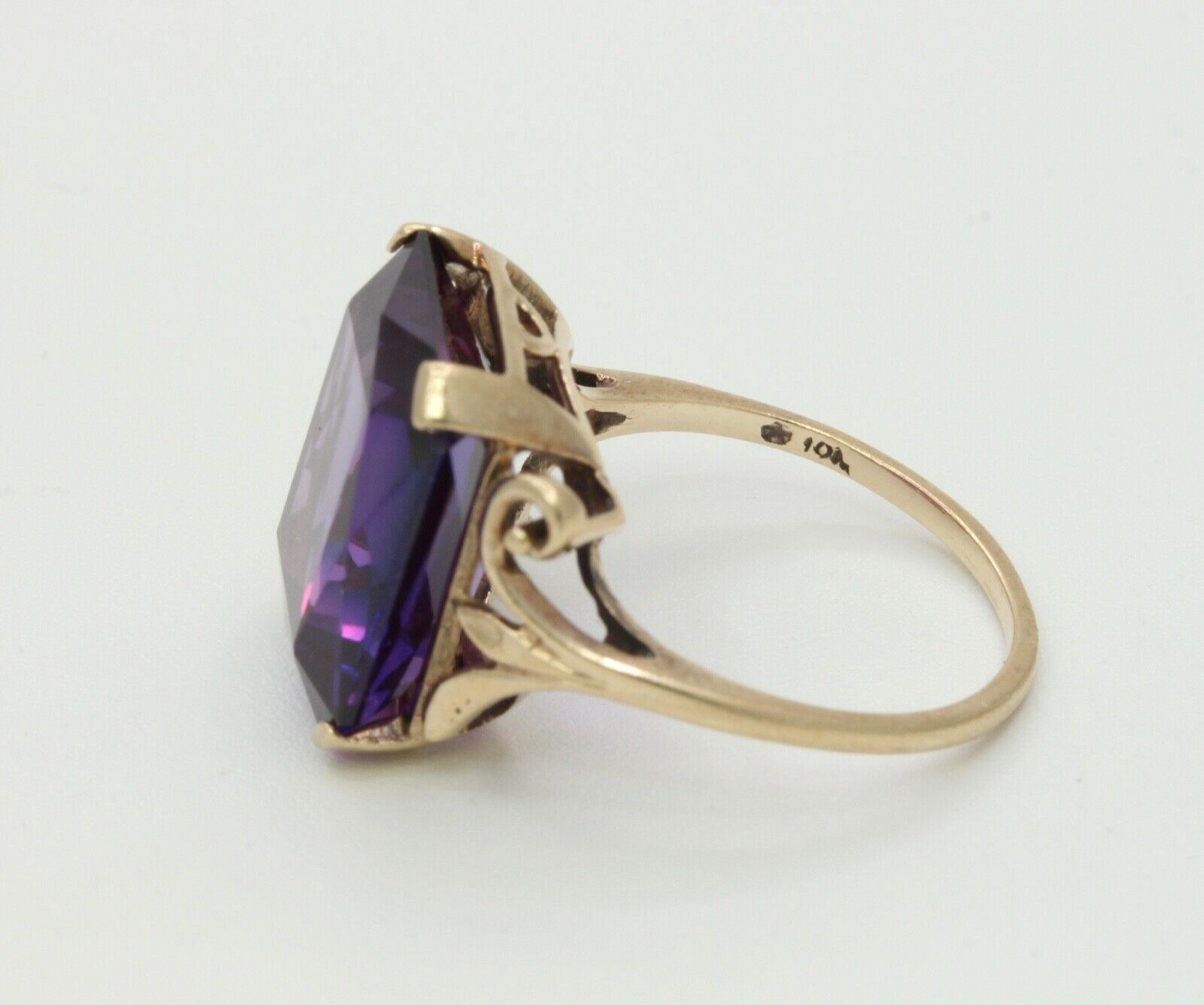 Vintage 10K Yellow Gold 6 Carat Iolite Ring