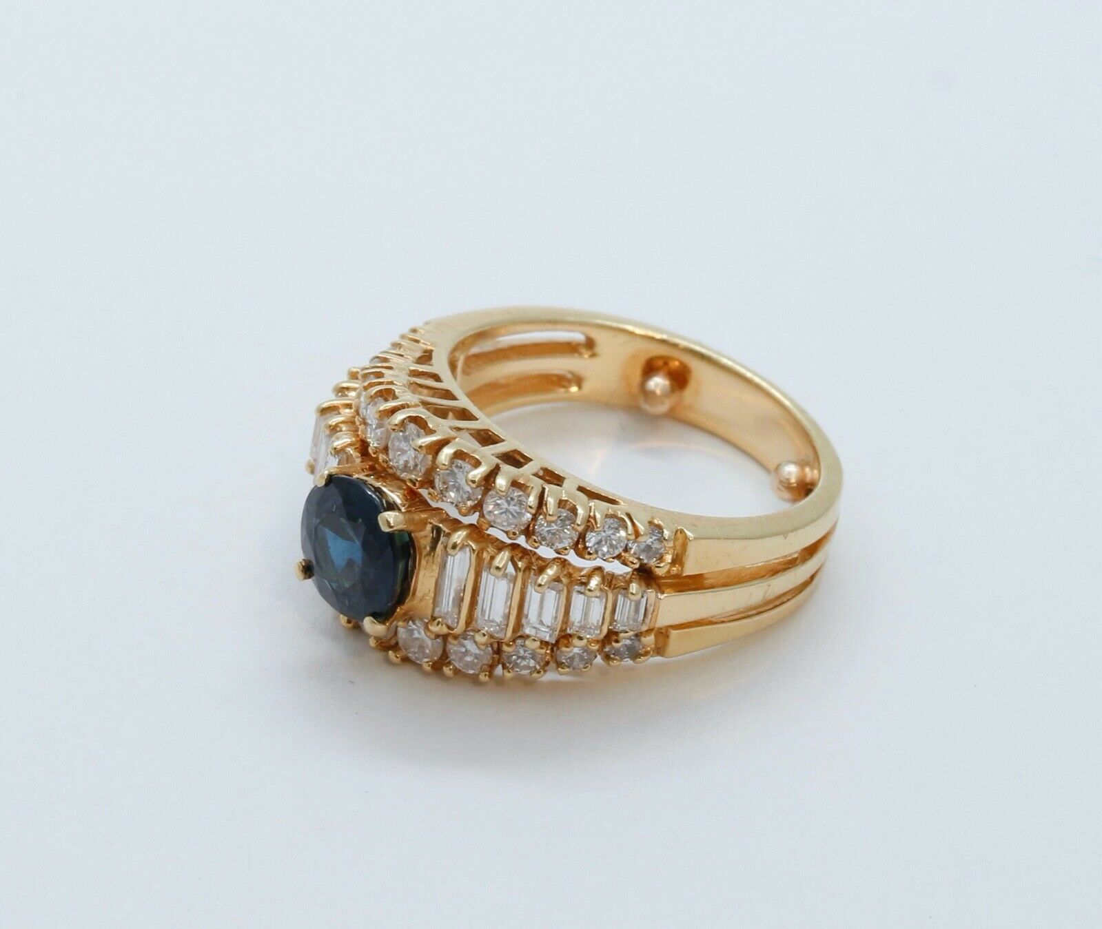 Vintage Ladies Blue Sapphire Diamonds 18K Yellow Gold Ring