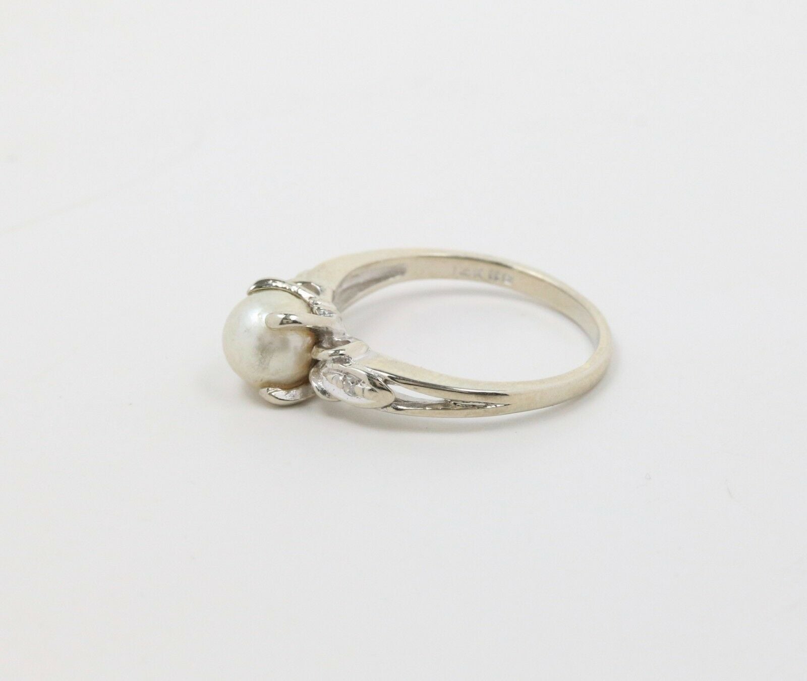 Vintage 14K White Gold Pearl Diamond Ring