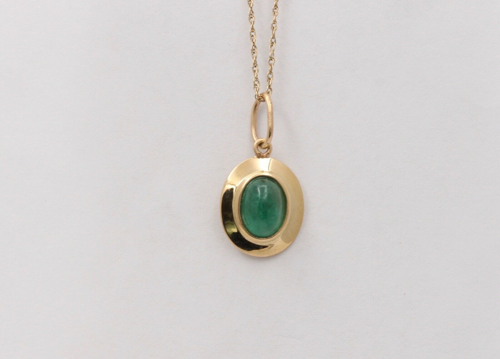 Beautiful Emerald 18K Yellow Gold Pendant