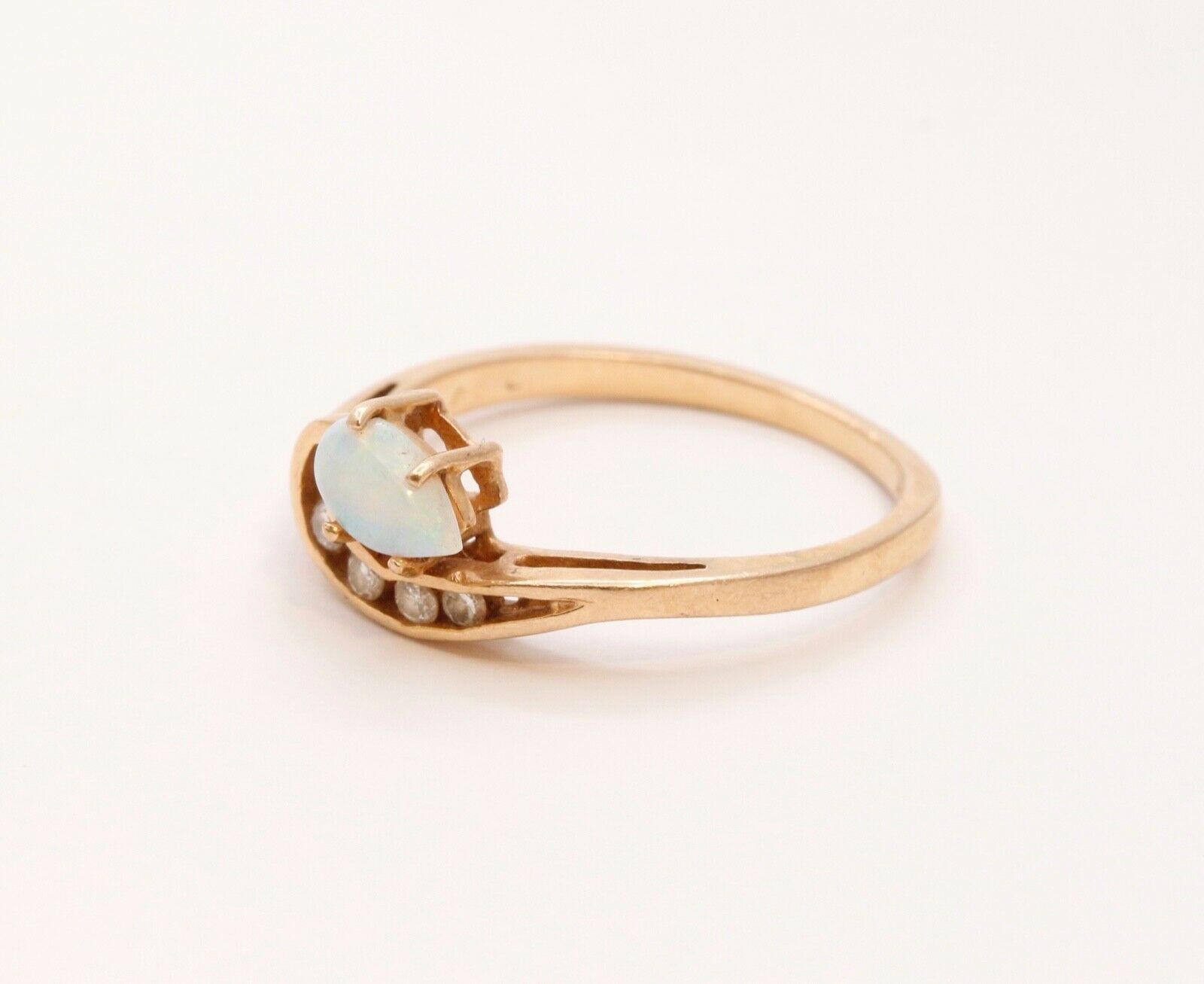 Vintage Ladies Opal Diamonds 14K Yellow Gold Ring