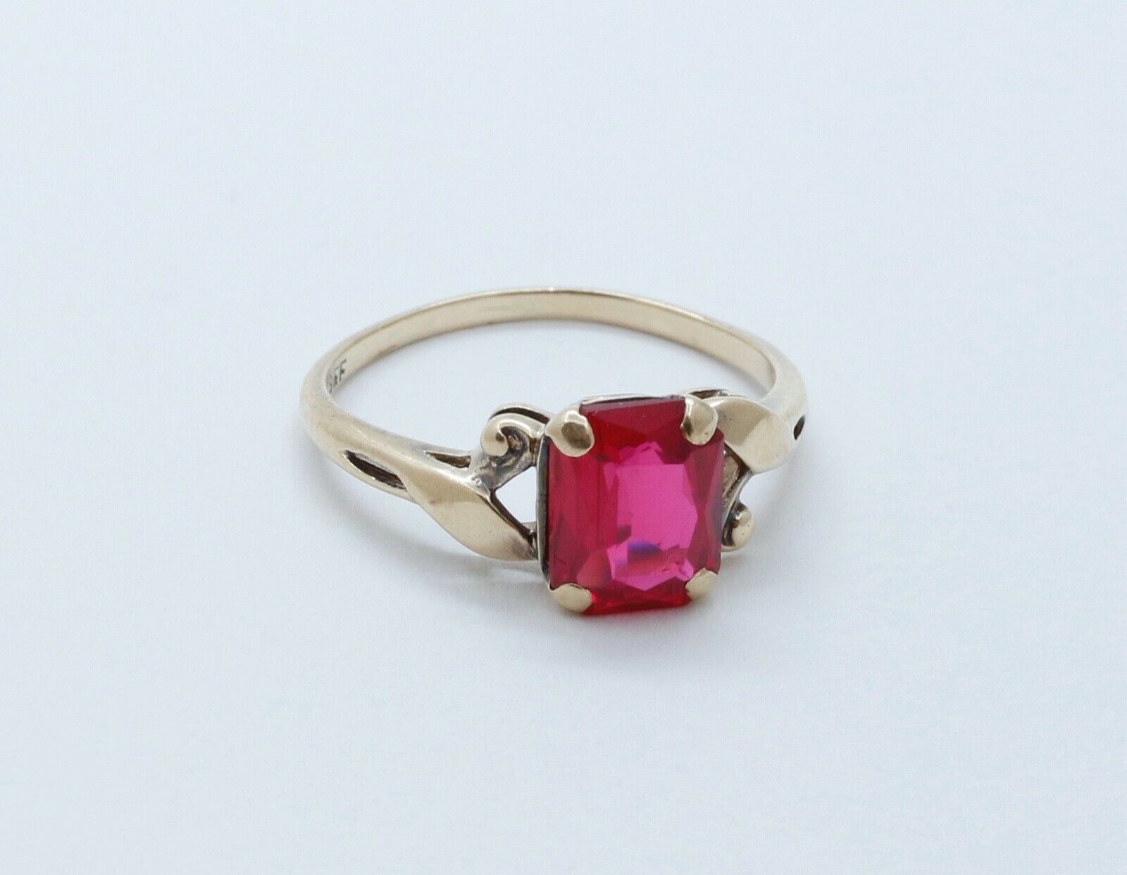 Vintage Ladies Synthetic Ruby 10K Yellow Gold Ring