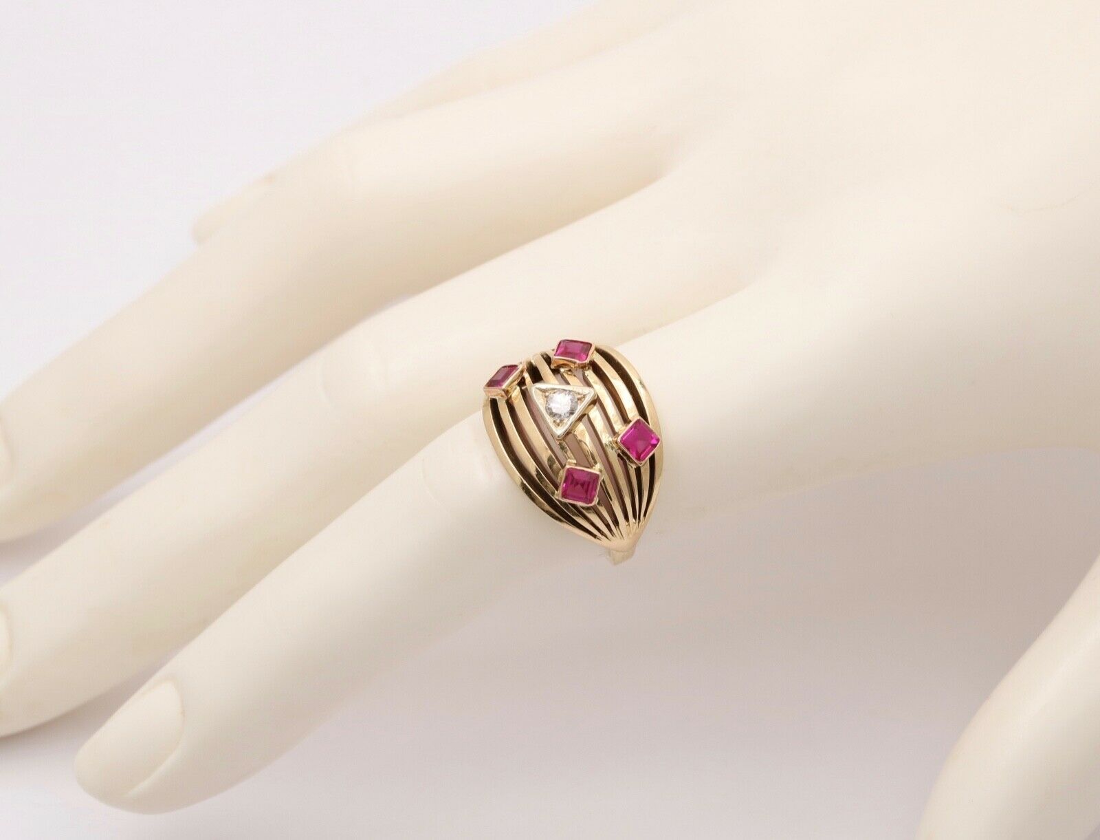 Vintage Retro 14K Yellow Gold Diamond and Ruby Dome Ring Band