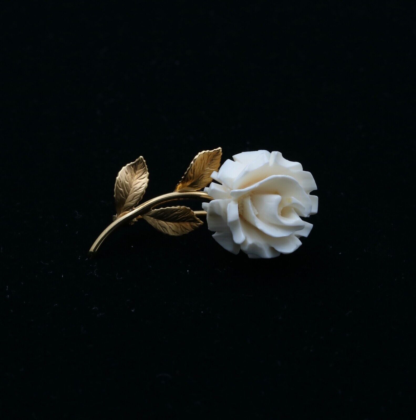 Vintage White Coral Flower 14K Yellow Gold Brooch Pin