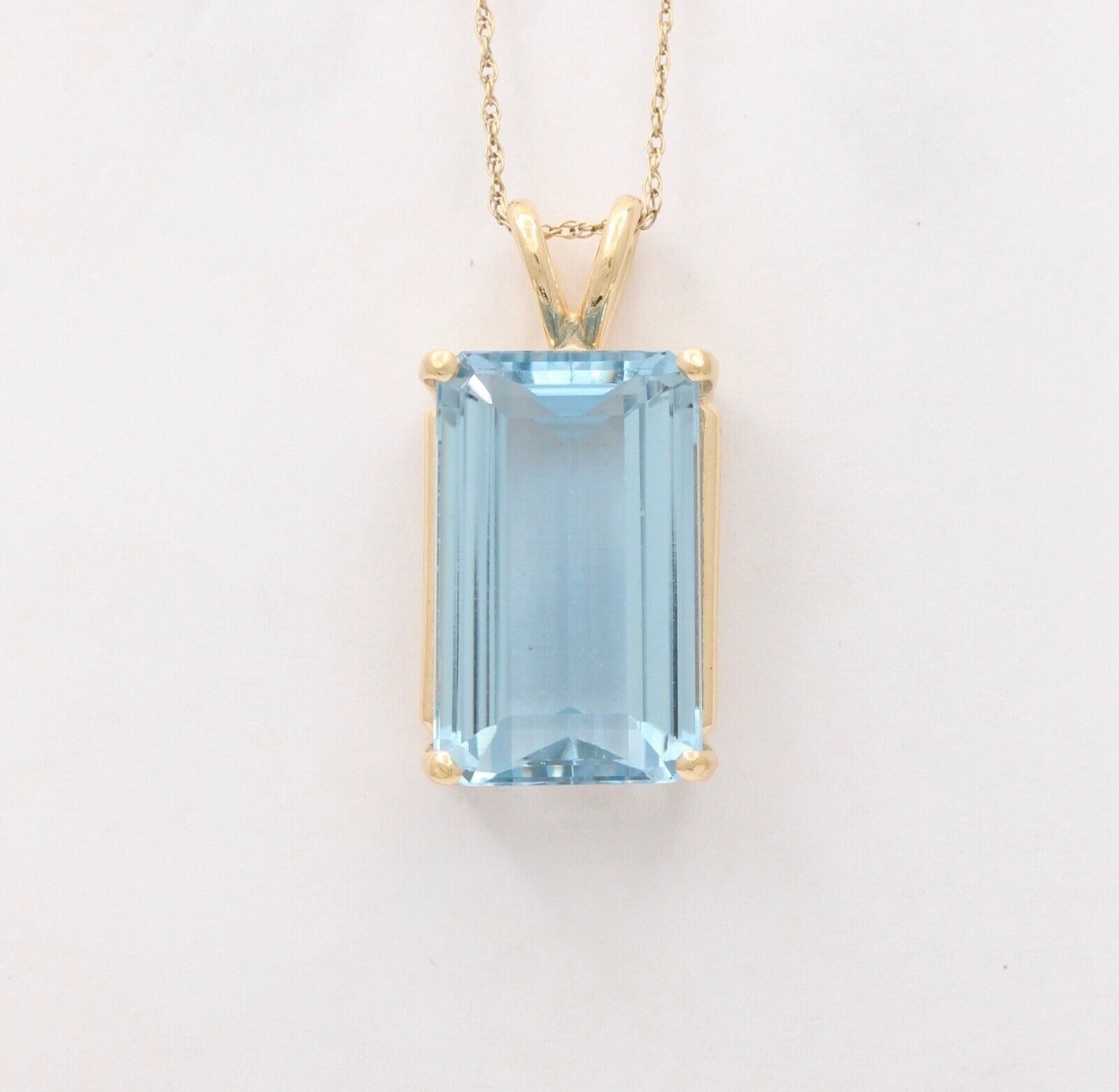 Vintage 14K Yellow Gold Solitaire Blue Topaz Pendant, Necklace. 2366