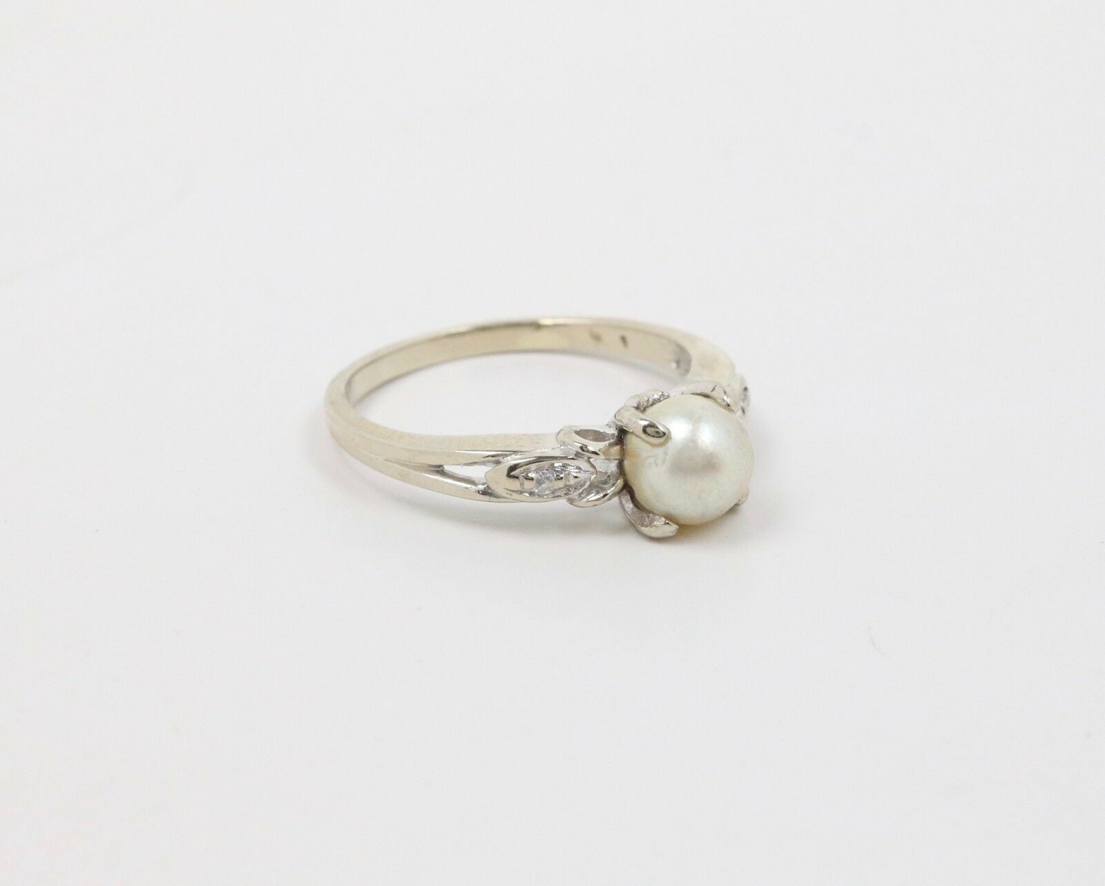 Vintage 14K White Gold Pearl Diamond Ring