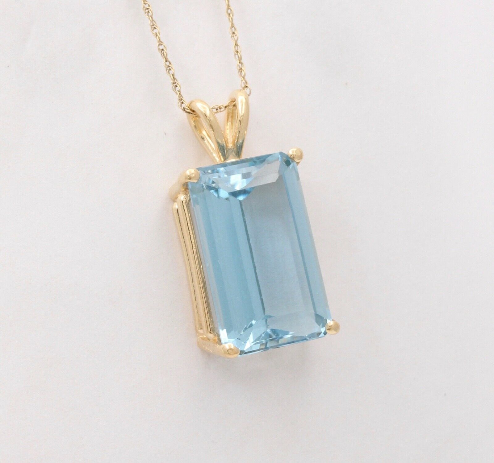 Vintage 14K Yellow Gold Solitaire Blue Topaz Pendant, Necklace. 2366