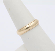 Load image into Gallery viewer, Vintage 14K Yellow Gold Wedding Band Ring, Stacking Band.
