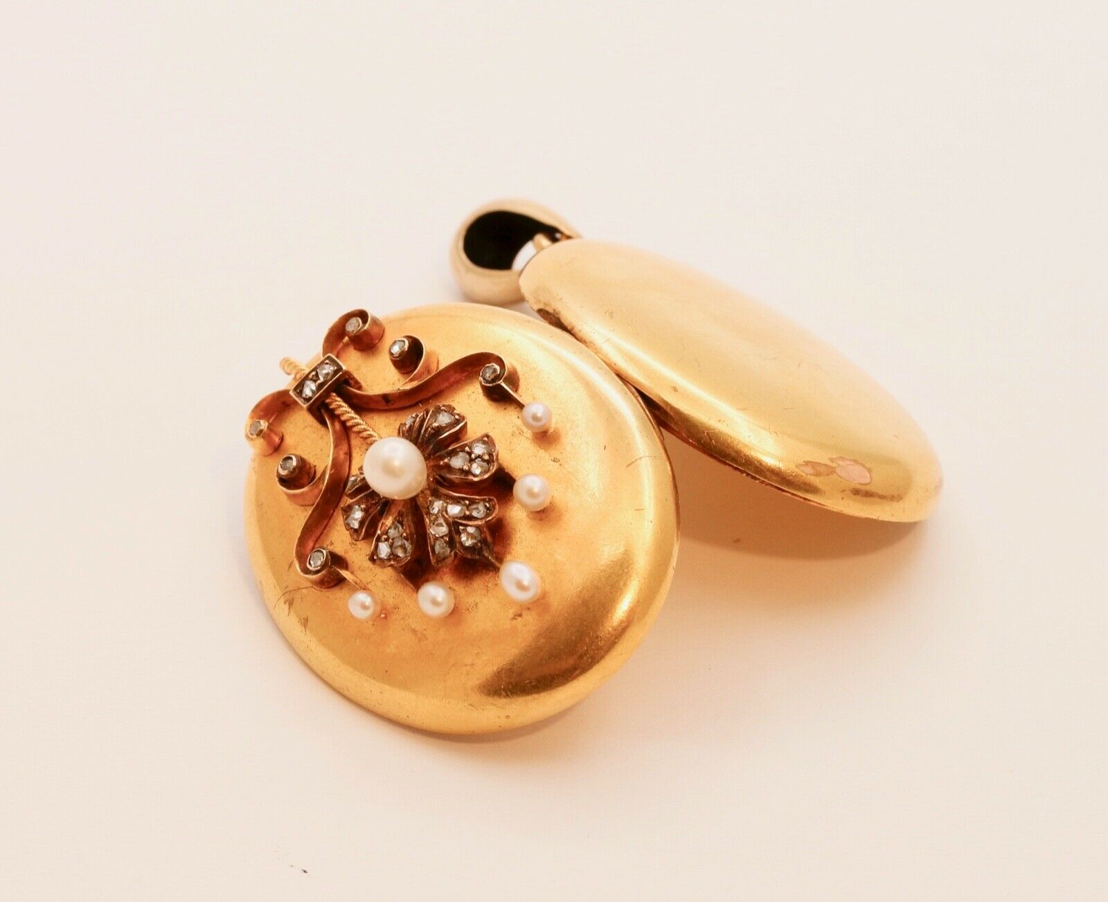 Victorian 18K Yellow Gold Diamonds Pearls Pendant Locket
