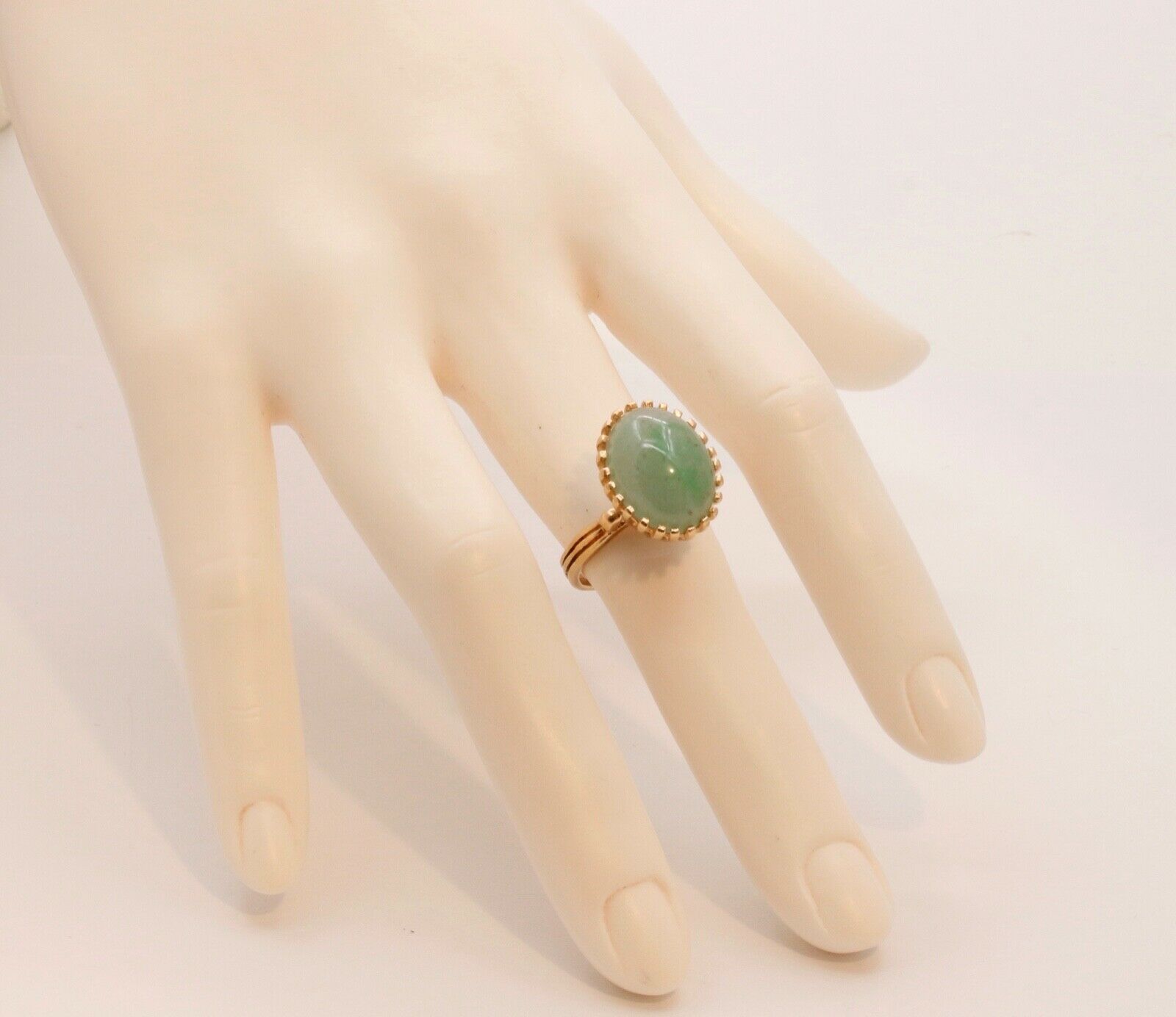 Vintage Ladies Natural Jade 14K Yellow Gold Ring