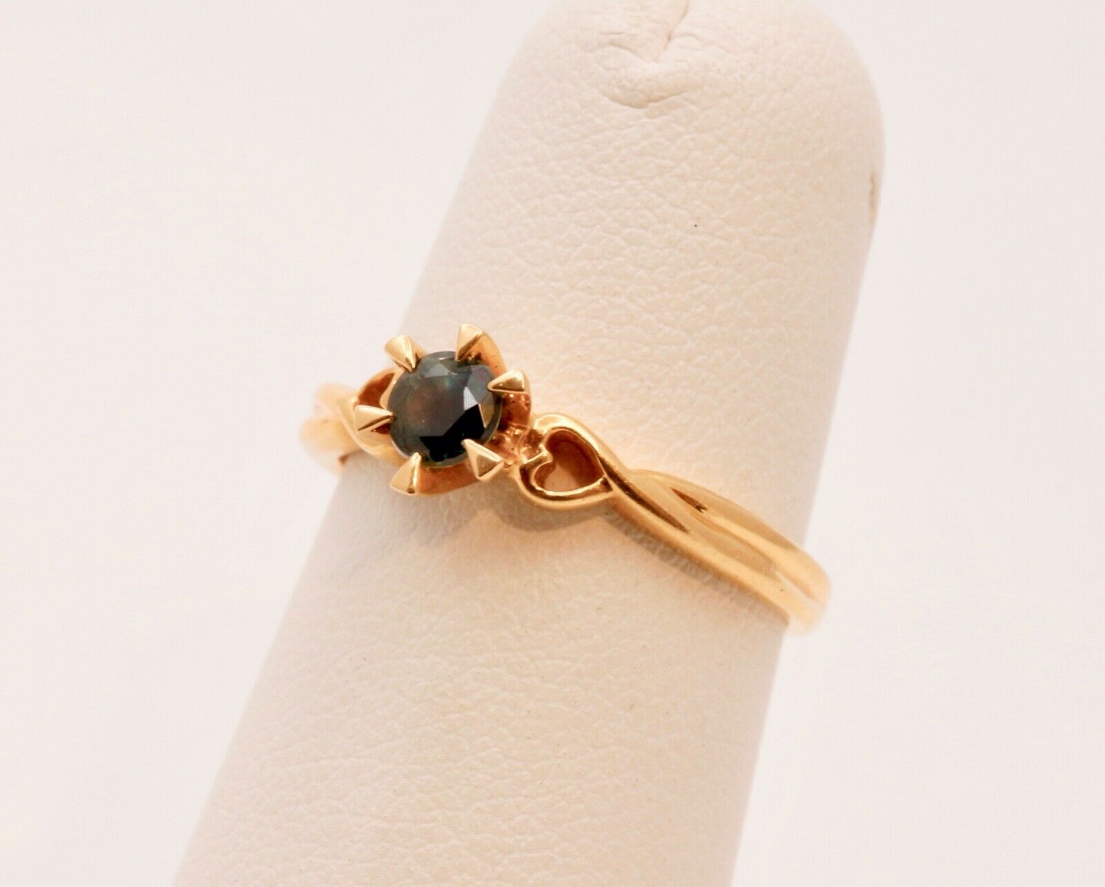 Vintage Ladies Solitaire Blue Sapphire 18K Yellow Gold Ring