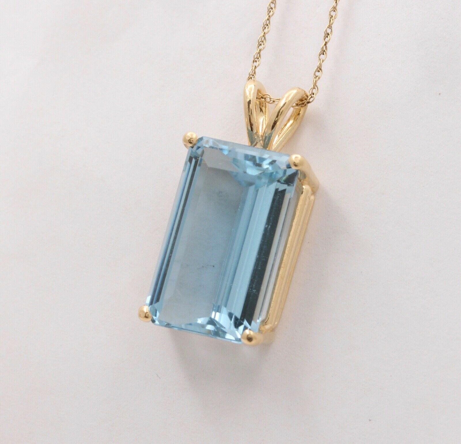 Vintage 14K Yellow Gold Solitaire Blue Topaz Pendant, Necklace. 2366