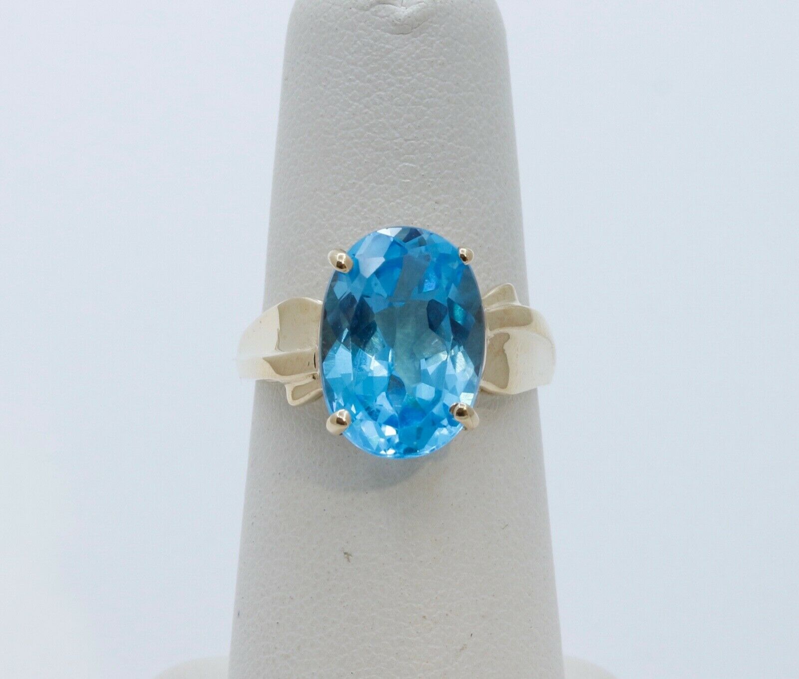 Vintage Oval London Blue Topaz 10K Yellow Gold Ring
