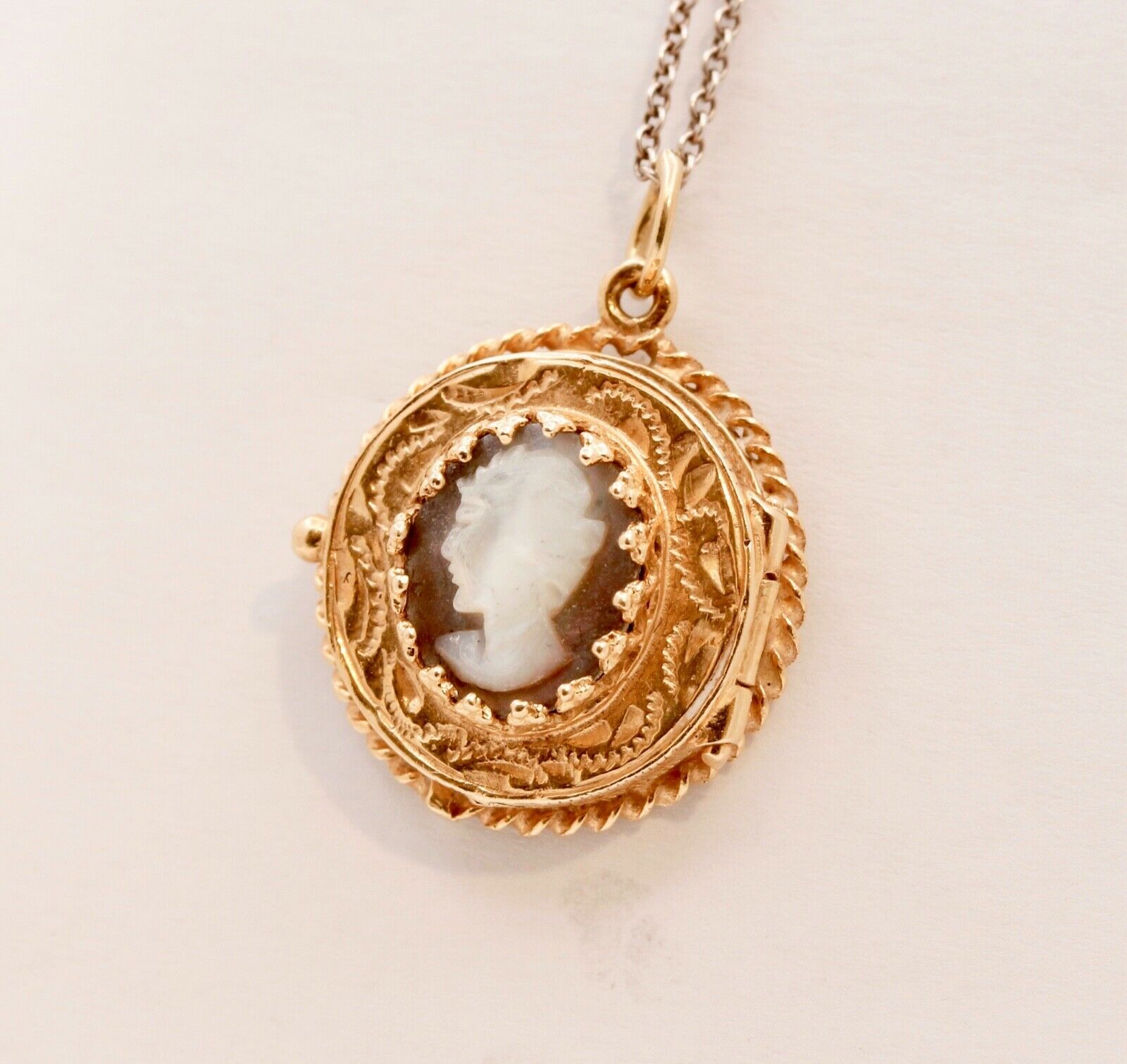 Beautiful Vintage Mother Of Pearl 14K Yellow Gold Locket Pendant
