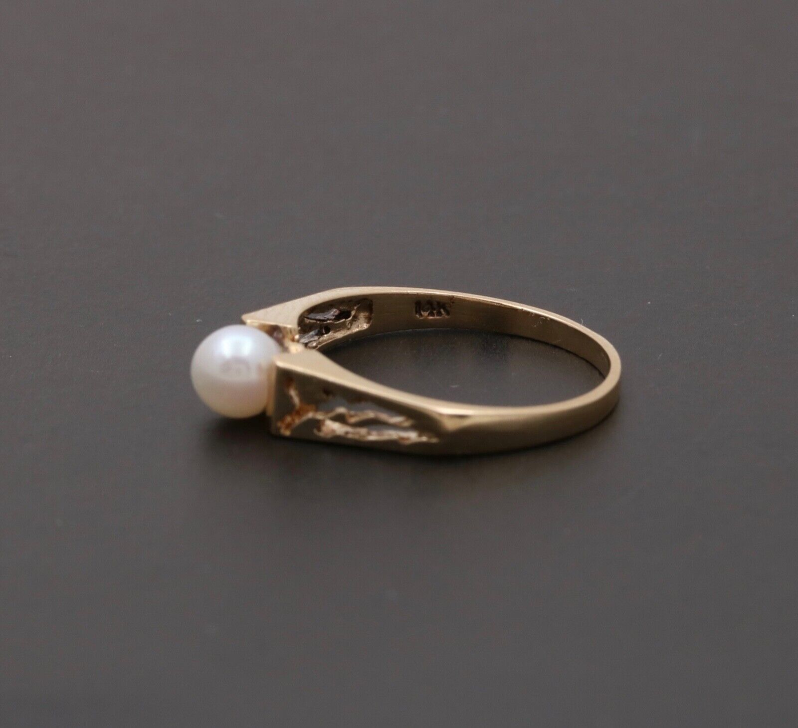 Vintage 14K Yellow Gold Cultured Pearl Filigree Ring Band.