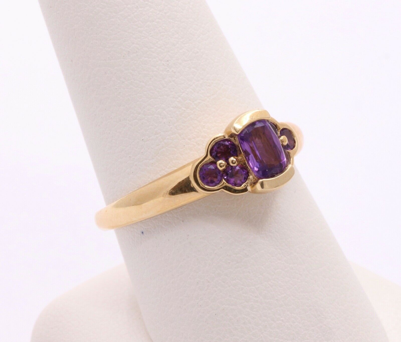 Beautiful Vintage Ladies Amethyst 14K Yellow Gold Ring
